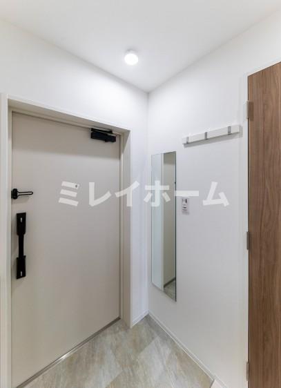 玄関　同建物内、別のお部屋の参考写真になります。