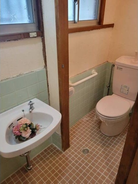 ＪＲ阪和線 津久野駅 徒歩10分 2階建 築52年のトイレ写真
