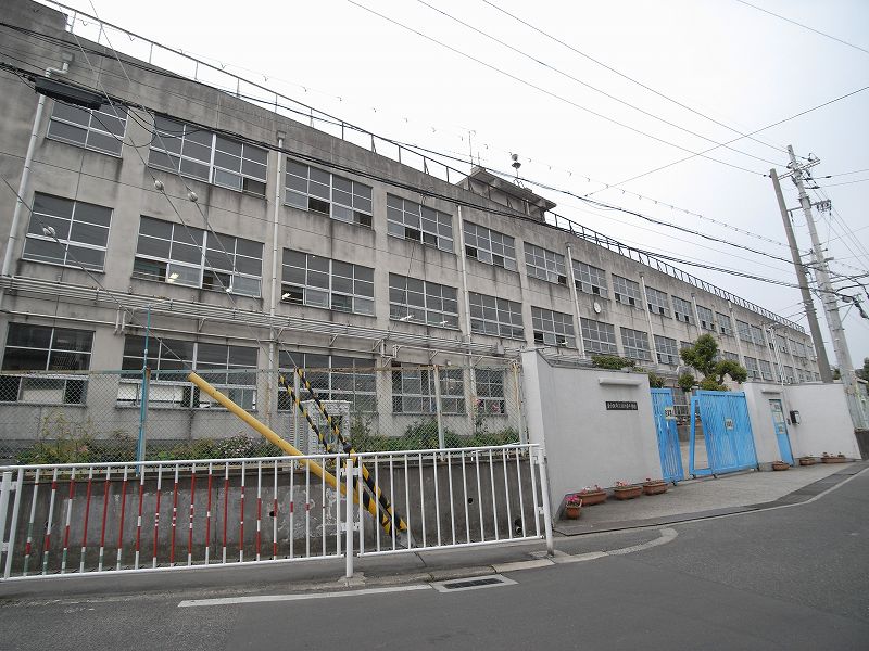 小学校　東大阪市立鴻池東小学校（小学校）まで821m