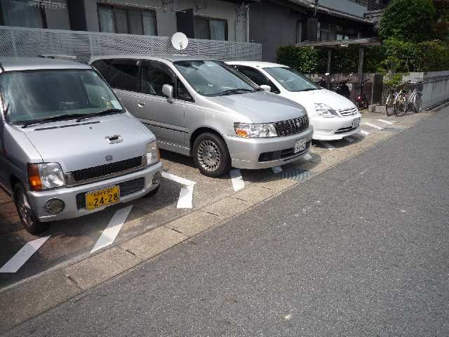 【シャトレ旭の駐車場】