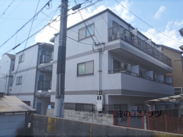 京都市山科区西野岸ノ下町のマンションの建物外観