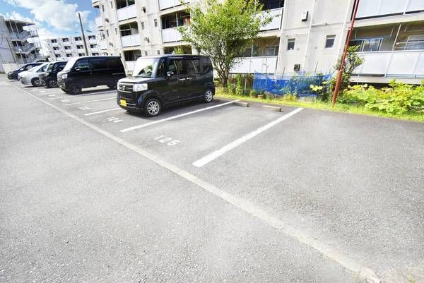 【横須賀市浦上台のマンションの駐車場】