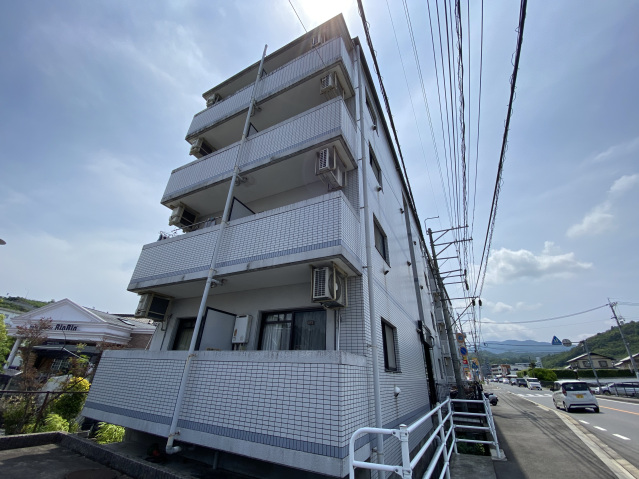 広島市安佐南区伴東のマンションの建物外観