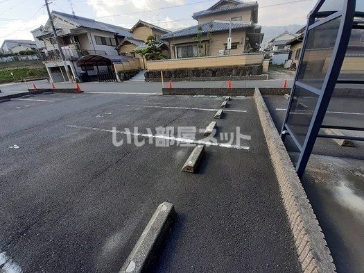 【御所市大字元町のアパートの駐車場】