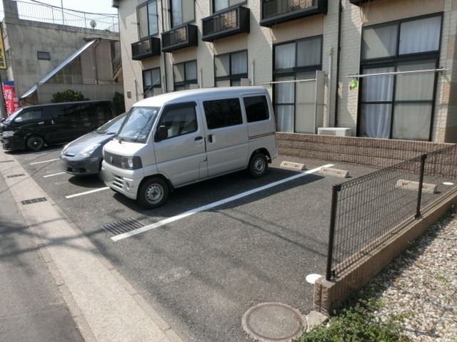 【流山市流山のアパートの駐車場】