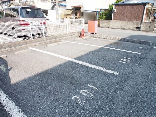 【姫路市網干区坂上のアパートの駐車場】