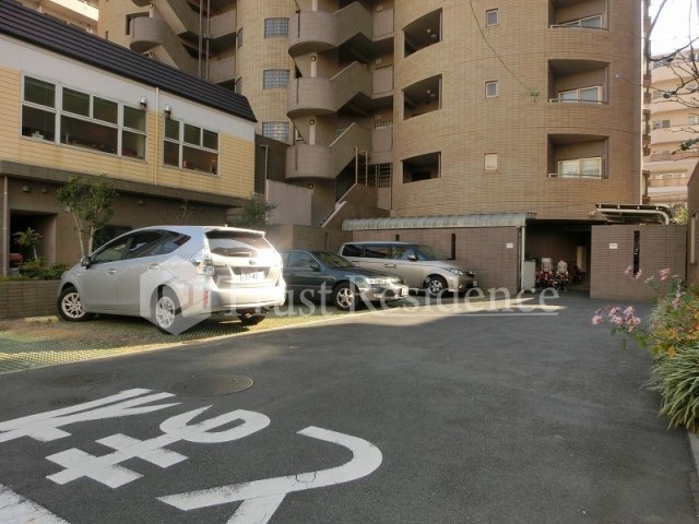 【江東区大島のマンションの駐車場】