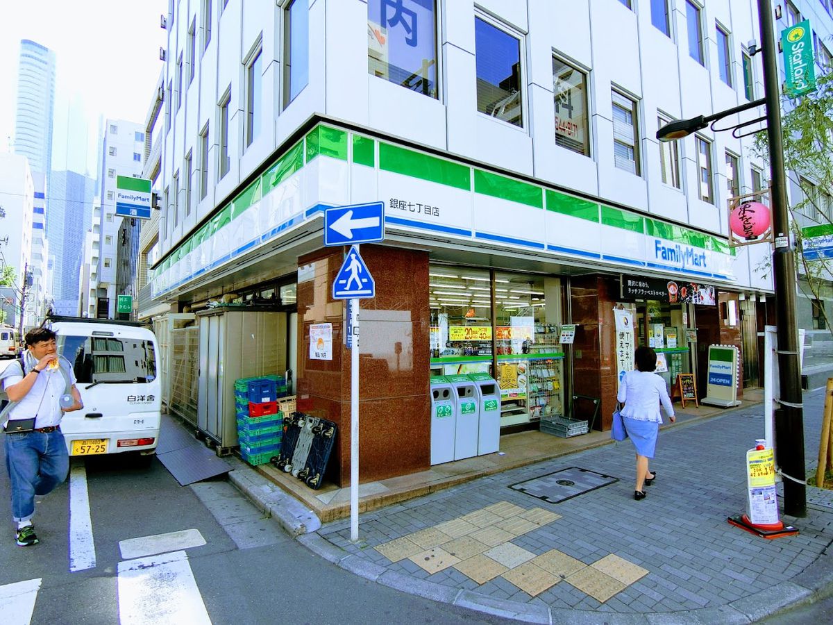 コンビニ　ファミリーマート 銀座七丁目店（コンビニ）まで141m