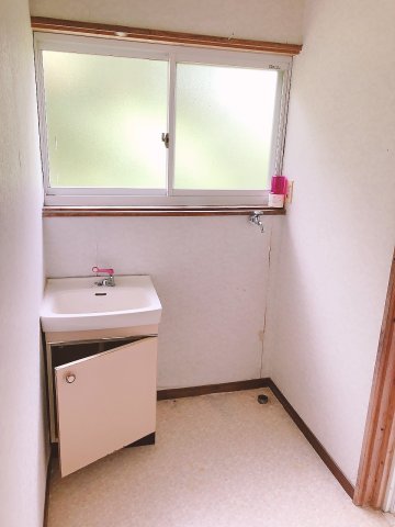 洗面設備　脱衣所にも窓があります★