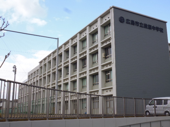 図書館　広島市まんが図書館（図書館）まで571m