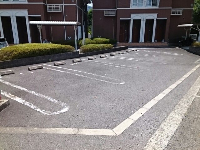 駐車場　駐車場があるので、車を買う予定の方も安心です