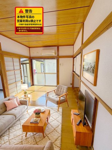 居室・リビング　本画像はAIにて加工した画像になります。実際には家具の配置は