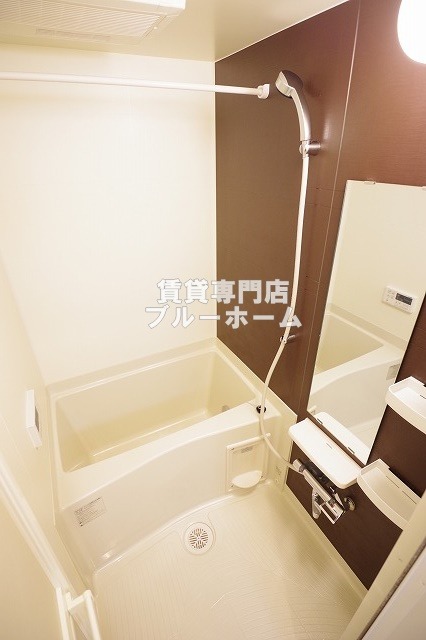 バス・シャワールーム　浴室乾燥機・追炊き機能付きのお風呂！