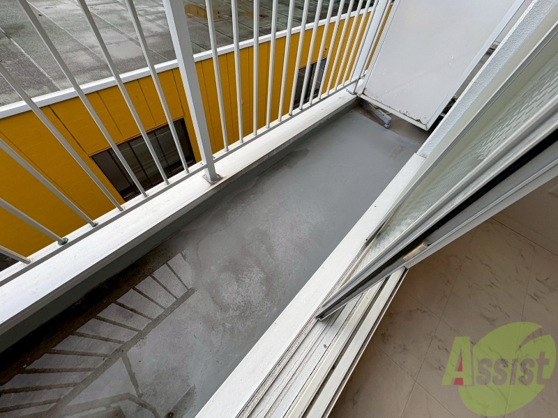 バルコニー　窓からの日光は気持ちを明るくしてくれますね！