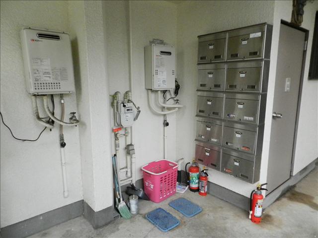 エントランス　集合ポストがあるので郵送物の受取便利です。