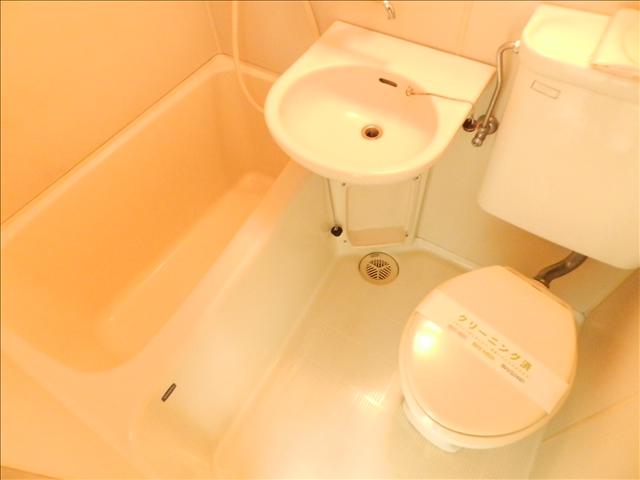 バス・シャワールーム　お掃除らくらく、３点ユニットバスです。