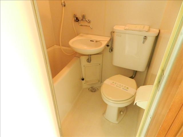 トイレ　清潔感のあるバスルームです。