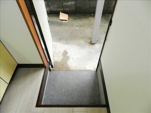 玄関　玄関です。小窓があるので換気できます。