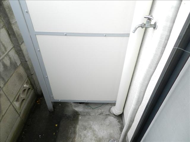 その他部屋・スペース　室外洗濯機置場です。塀に高さがあります。