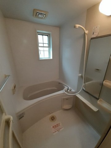 バス・シャワールーム　追い焚き機能付きのお風呂です♪