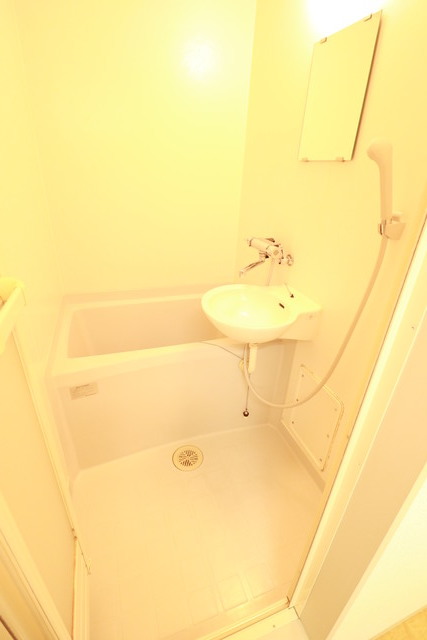 バス・シャワールーム　バストイレ別なのでゆったり癒しのバスタイムを満喫できますね♪