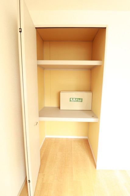 収納　増えがちな荷物をスッキリ収納できる大きめクローゼットです♪