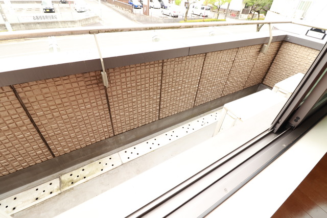 バルコニー　バルコニーがあるので洗濯物を太陽の下で干すことができます♪