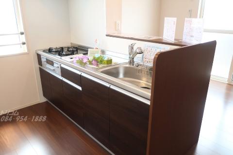 キッチン　ガスコンロとグリル付システムキッチン（イメージ）