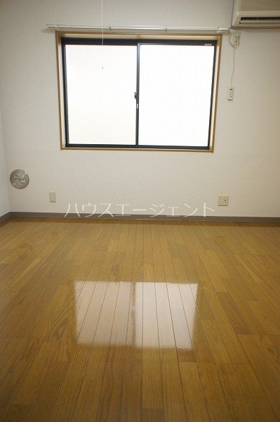 居室・リビング　６帖強の洋室。フローリングです。※写真は別号室