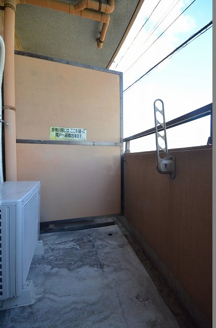 バルコニー　同物件、別号室のものです。