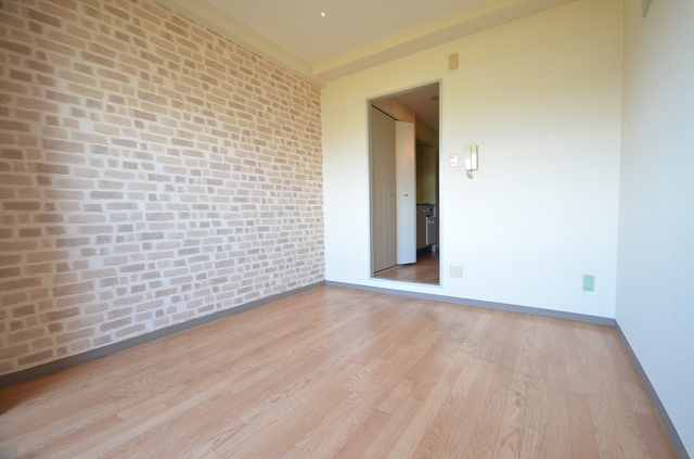 居室・リビング　同物件、別号室のものです。