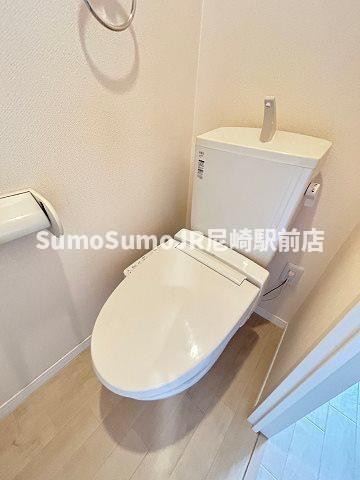 トイレ　落ち着いた色調のトイレです