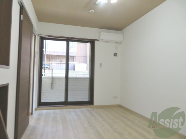 居室・リビング　リビングはこんな感じです。窓が大きくてよく陽が入ってきます。