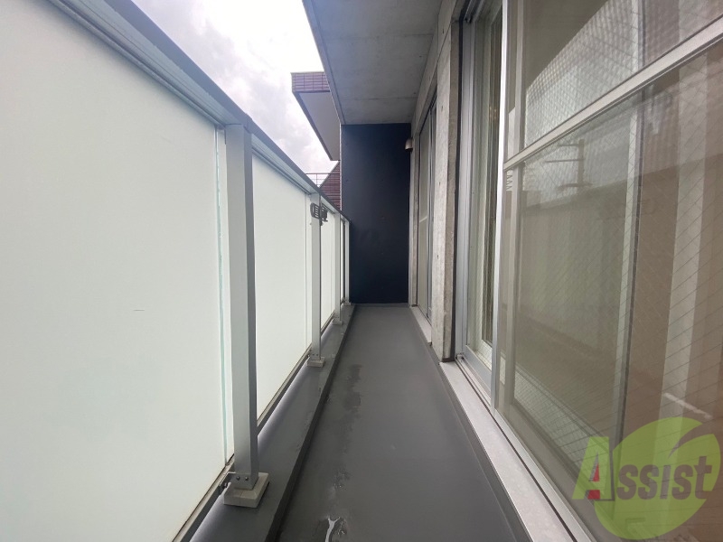 バルコニー　バルコニー。洗濯物がはかどりそうな広さがありますよ。