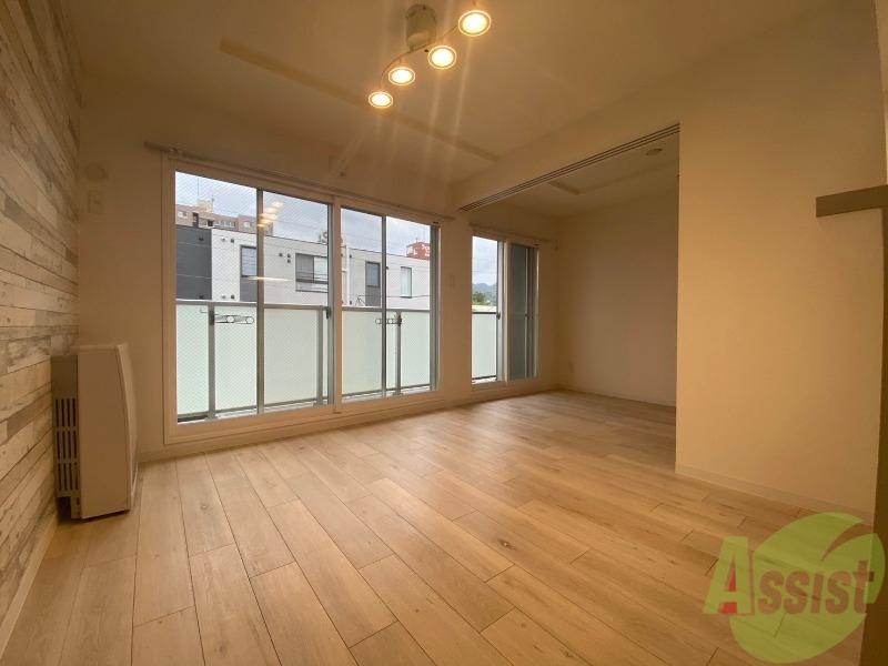 居室・リビング　日当たりが良くて心地よく過ごせそうなお部屋です。