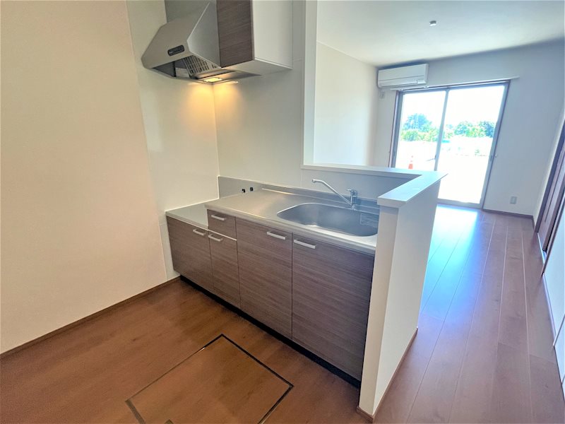 キッチン　おしゃべりを楽しみながら料理が出来る対面型キッチンを採用