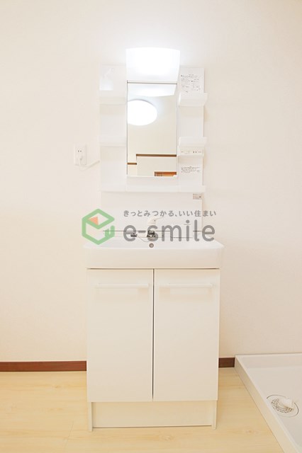 洗面設備　独立洗面台、小物を置くことができて便利です