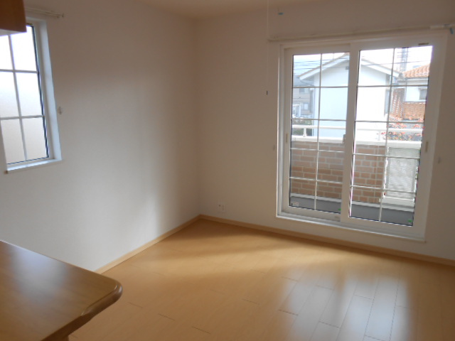 居室・リビング　南面リビング（エアコン完備）・東面に換気採光窓あり