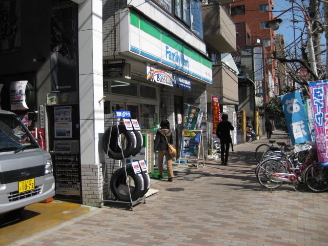 コンビニ　ファミリーマート（コンビニ）まで180m