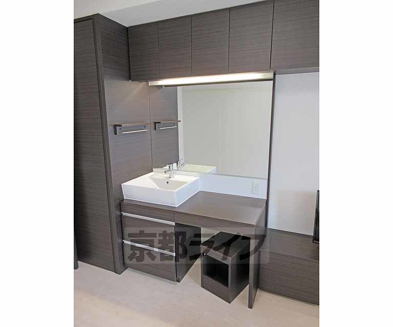 洗面設備　ホテルの化粧台みたいにキレイですね～