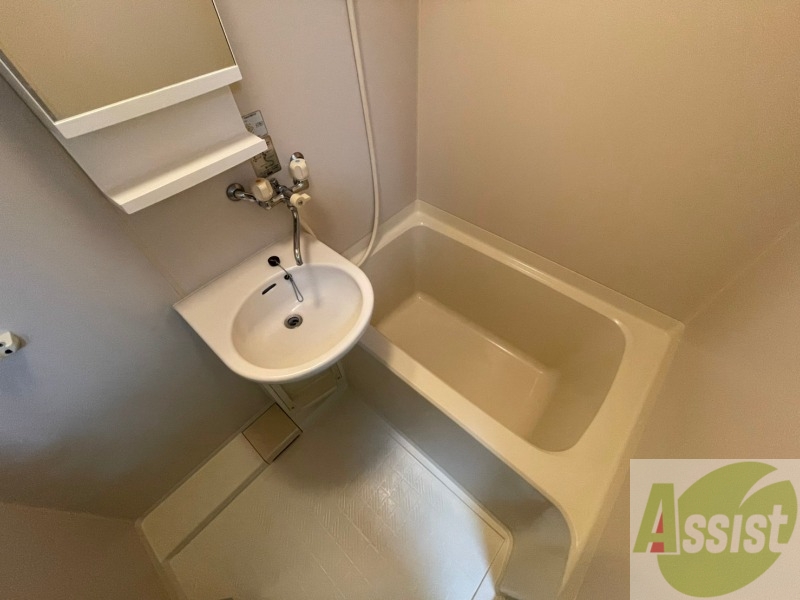 バス・シャワールーム　バスルームは狭すぎず、シャワーも浴びやすそうです。