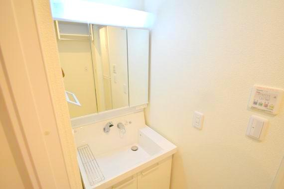 洗面設備　今人気の独立洗面台になっております。