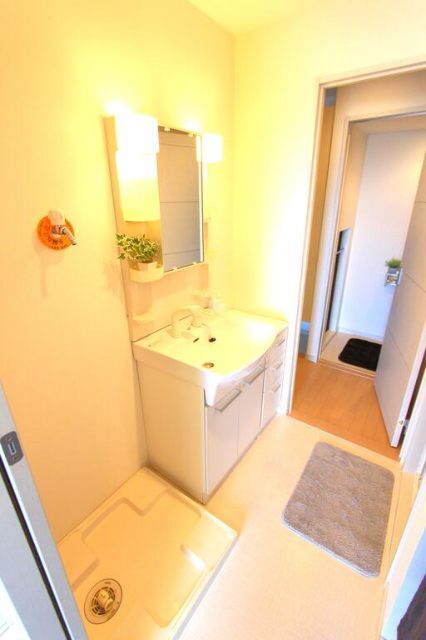 洗面設備　シャワー付の洗面台！朝の身支度にも便利ですよ♪