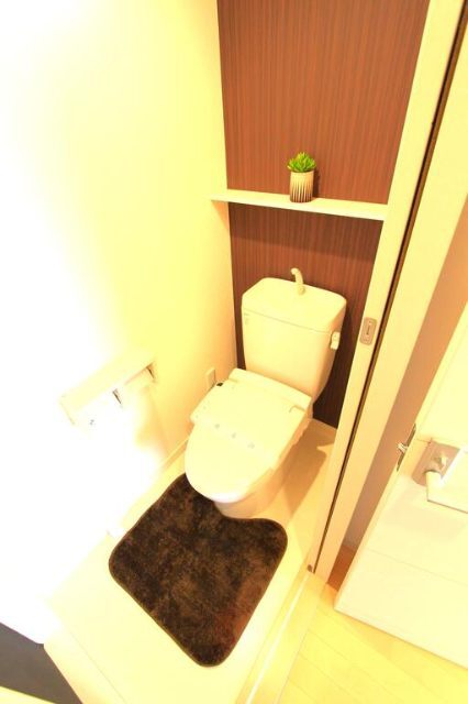 トイレ　温水洗浄機能付きのお手洗いです♪