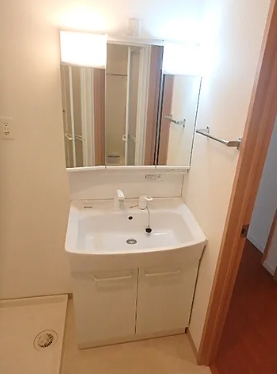 洗面設備　明るい洗面所です