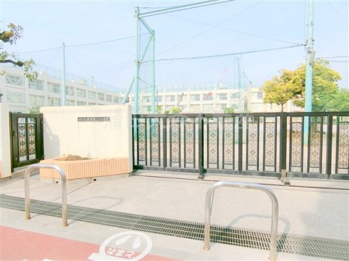 小学校　入新井第二小学校（小学校）まで712m