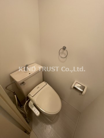 トイレ　落ち着いた色調のトイレです