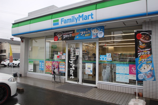 コンビニ　ファミリーマート　丸野町店（コンビニ）まで68m