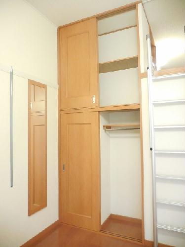 収納　上下2段にわたるクローゼットです。