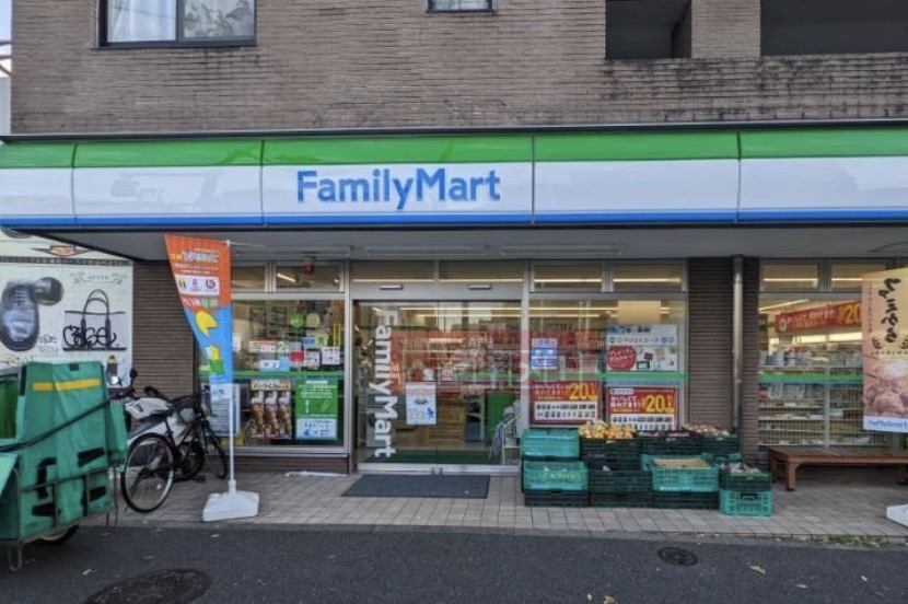 コンビニ　ファミリーマート 世田谷北沢四丁目店（コンビニ）まで814m